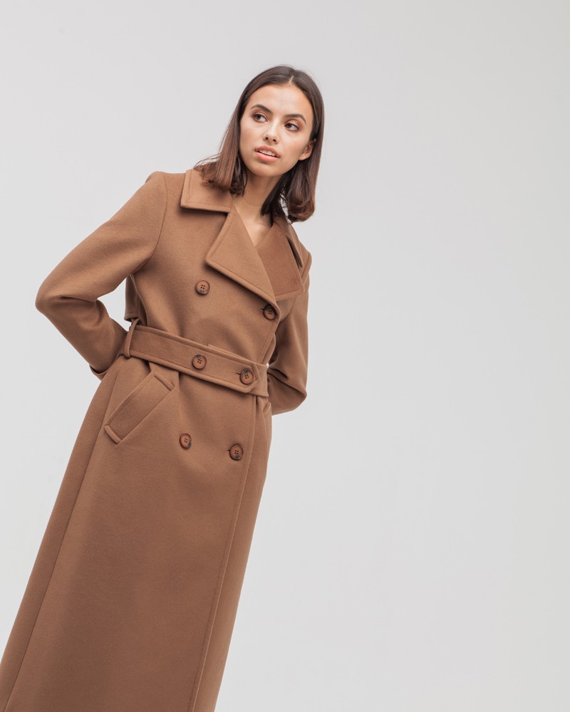 Двубортное пальто-тренчс кокеткой по спинке, широким поясом на пуговицах и шлицей сзади.
Рукава декорированы патами на пуговицах. Классический крой в сочетании с элементами стиля милитари - альтернатива минимализму.
