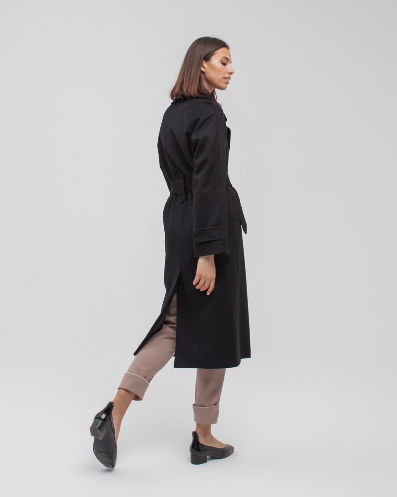 Пальто-халат с клапанами на карманах, рукавом реглан. Дополнено декоративными отстрочками и воротником-стойка с фигурным вырезом. Данная модель красиво подчеркивает женственные формы за счет пояса.