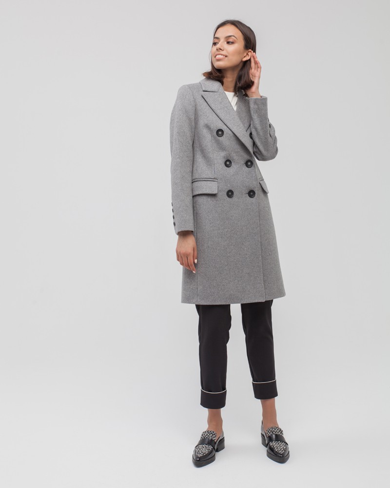 Пальто Blake двубортное укороченное, цвет: светлый серый меланж Allweneed Двубортное укороченное пальто из плотной шерсти с кашемиром. Модель имеет английский воротник, дополнена карманами с клапанами. Отличительная особенность данной модели - шлица по рукаву на 4 пуговицы. Пуговицы выкрашены вручную.
На модели размер XS