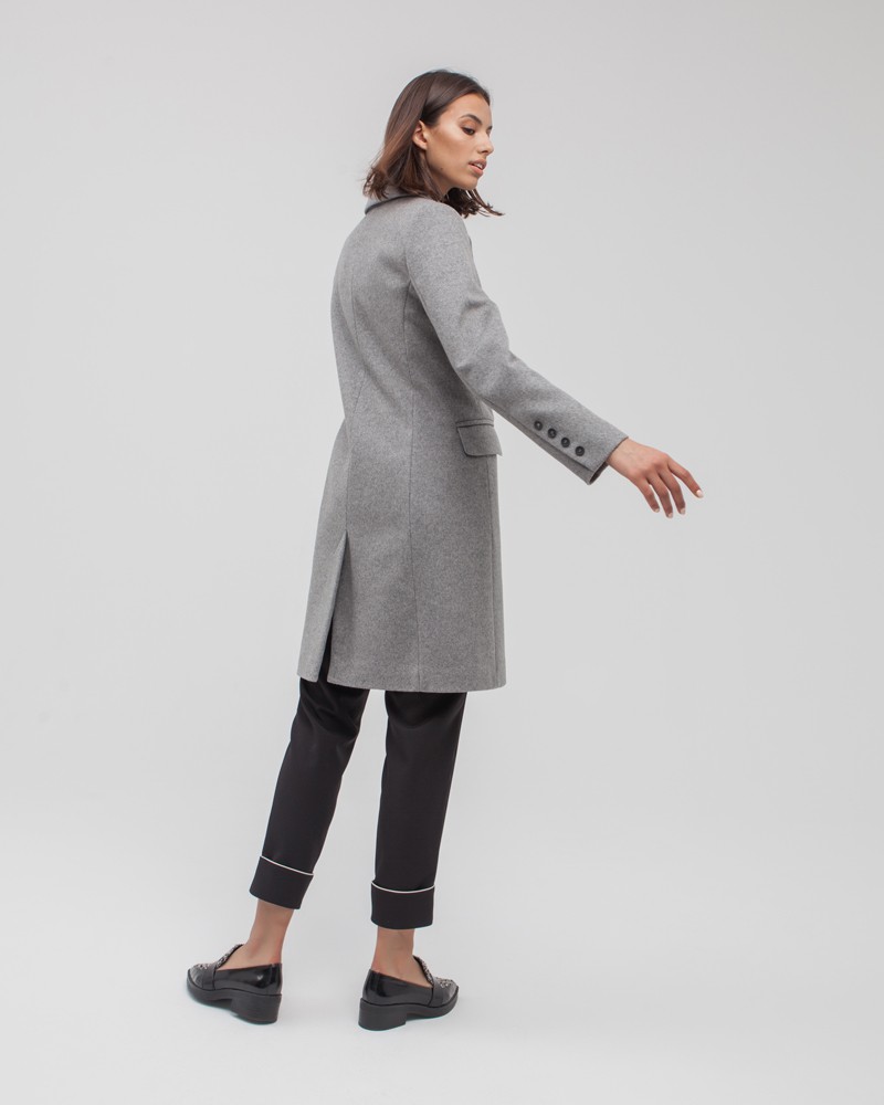 Пальто Blake двубортное укороченное, цвет: светлый серый меланж Allweneed Двубортное укороченное пальто из плотной шерсти с кашемиром. Модель имеет английский воротник, дополнена карманами с клапанами. Отличительная особенность данной модели - шлица по рукаву на 4 пуговицы. Пуговицы выкрашены вручную.
На модели размер XS