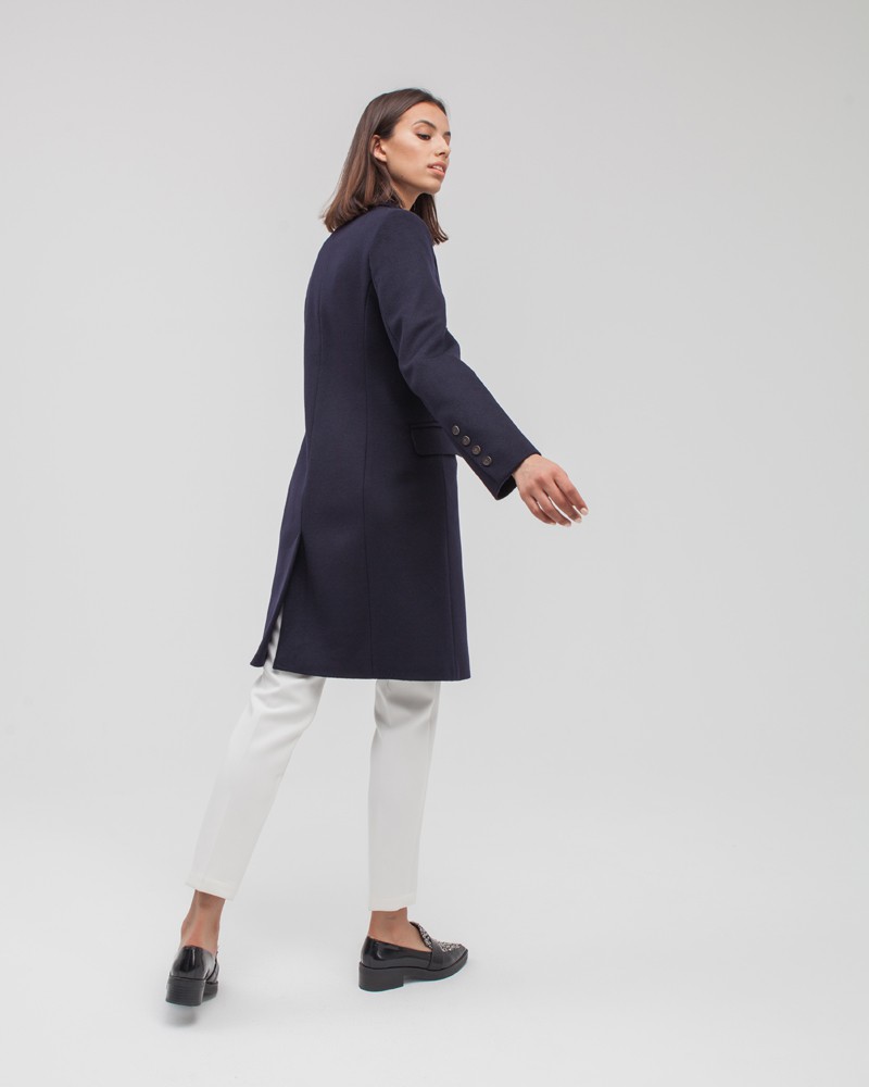 Пальто Blake двубортное укороченное, цвет: темно-синий Allweneed Двубортное укороченное пальто из плотной шерсти с кашемиром. Модель имеет английский воротник, дополнена карманами с клапанами. Отличительная особенность данной модели - шлица по рукаву на 4 пуговицы. Пуговицы выкрашены вручную.
На модели размер XS