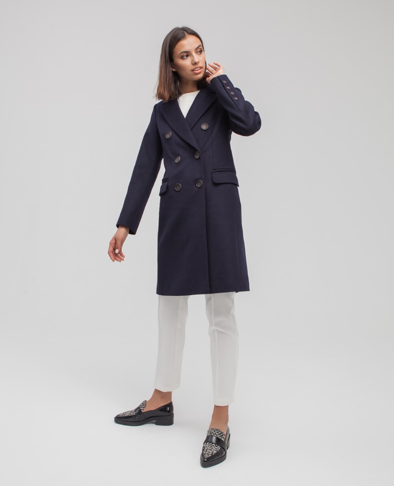 Пальто Blake двубортное укороченное, цвет: темно-синий Allweneed Двубортное укороченное пальто из плотной шерсти с кашемиром. Модель имеет английский воротник, дополнена карманами с клапанами. Отличительная особенность данной модели - шлица по рукаву на 4 пуговицы. Пуговицы выкрашены вручную.
На модели размер XS