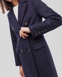 Пальто Blake двубортное укороченное, цвет: темно-синий Allweneed Двубортное укороченное пальто из плотной шерсти с кашемиром. Модель имеет английский воротник, дополнена карманами с клапанами. Отличительная особенность данной модели - шлица по рукаву на 4 пуговицы. Пуговицы выкрашены вручную.
На модели размер XS