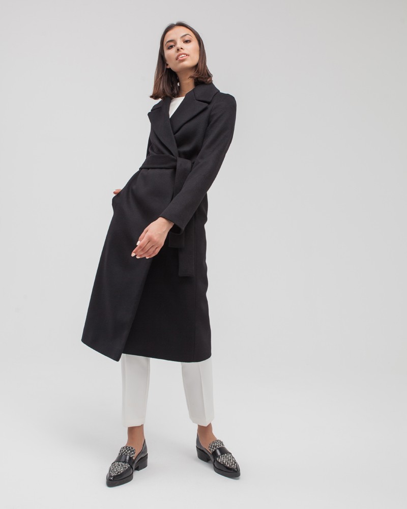 Пальто из плотной шерсти на подкладе. Модель прямого силуэта с английским воротником, классической линией плеча. Дополнено двумя вместительными втачными карманами и поясом из основного материала.
Женственный силуэт пальто и пояс, подчеркивающий талию, делает эту модель идеальным вариантом для любителей классики.

На модели размер XS