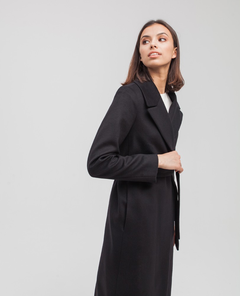 Пальто из плотной шерсти на подкладе. Модель прямого силуэта с английским воротником, классической линией плеча. Дополнено двумя вместительными втачными карманами и поясом из основного материала.
Женственный силуэт пальто и пояс, подчеркивающий талию, делает эту модель идеальным вариантом для любителей классики.

На модели размер XS