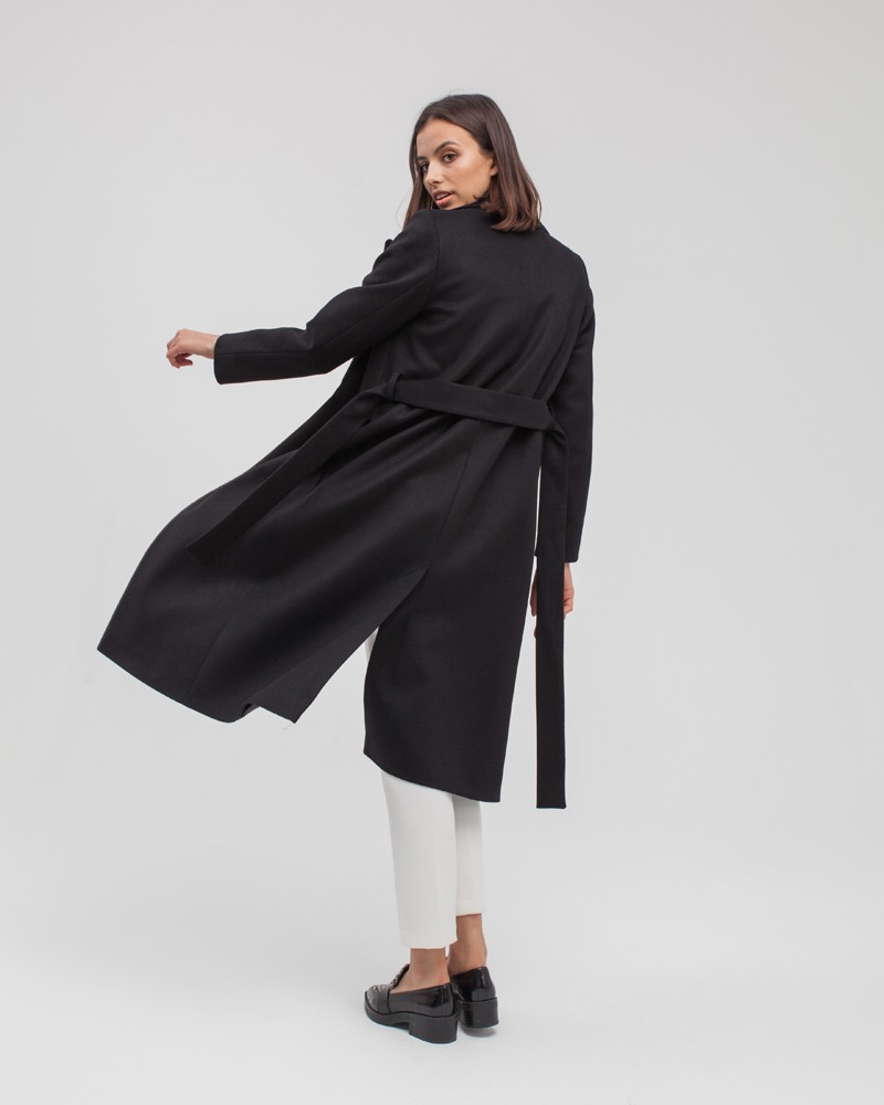 Пальто из плотной шерсти на подкладе. Модель прямого силуэта с английским воротником, классической линией плеча. Дополнено двумя вместительными втачными карманами и поясом из основного материала.
Женственный силуэт пальто и пояс, подчеркивающий талию, делает эту модель идеальным вариантом для любителей классики.

На модели размер XS