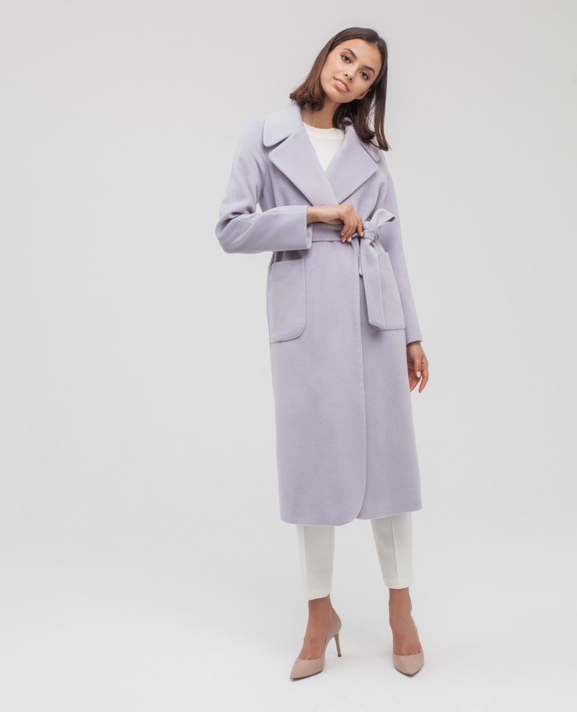 Пальто - Jaklin CO028, цвет: серый Allweneed Пальто-халат из плотной шерсти с кашемиром.Модель прямого силуэта с английским воротником, покрой рукава реглан.Пальто дополнено двумя вместительными накладными карманами, без фурнитуры, с поясом из основного материала.
На модели размер XS