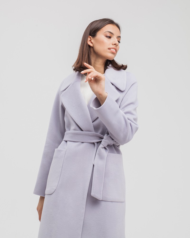 Пальто - Jaklin CO028, цвет: серый Allweneed Пальто-халат из плотной шерсти с кашемиром.Модель прямого силуэта с английским воротником, покрой рукава реглан.Пальто дополнено двумя вместительными накладными карманами, без фурнитуры, с поясом из основного материала.
На модели размер XS