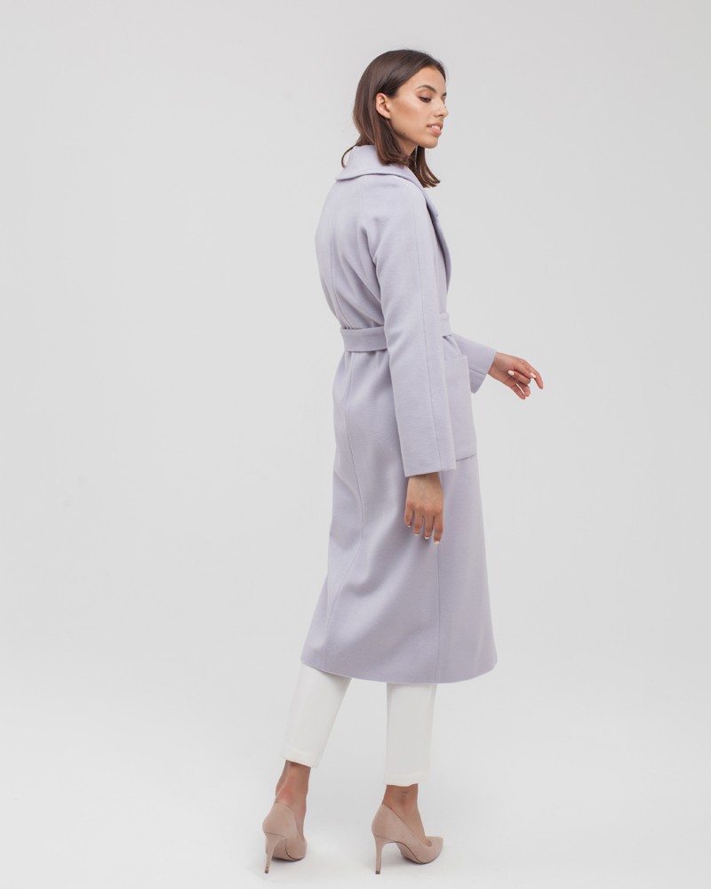 Пальто - Jaklin CO028, цвет: серый Allweneed Пальто-халат из плотной шерсти с кашемиром.Модель прямого силуэта с английским воротником, покрой рукава реглан.Пальто дополнено двумя вместительными накладными карманами, без фурнитуры, с поясом из основного материала.
На модели размер XS