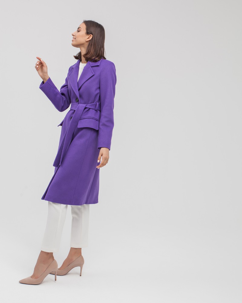 Пальто прямого силуэта Olivia, цвет: фиолетовый Allweneed Пальто из плотной шерсти на подкладке. Модель прямого силуэта санглийским воротником и классической линией плеча, застегивается на пуговицы, дополнено двумя вместительными карманами с клапаном и поясом в тон изделия. Модель средней длины хорошо смотрится как на миниатюрных, так и на высоких девушках.
На модели размер XS