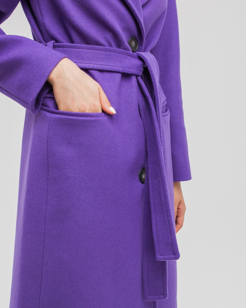 Пальто прямого силуэта Olivia, цвет: фиолетовый Allweneed Пальто из плотной шерсти на подкладке. Модель прямого силуэта санглийским воротником и классической линией плеча, застегивается на пуговицы, дополнено двумя вместительными карманами с клапаном и поясом в тон изделия. Модель средней длины хорошо смотрится как на миниатюрных, так и на высоких девушках.
На модели размер XS