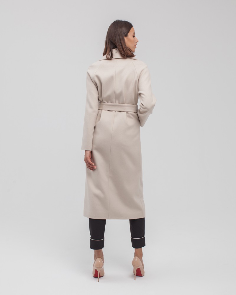 Пальто-халат из плотной шерсти с кашемиром.Модель прямого силуэта с английским воротником, покрой рукава реглан.Пальто дополнено двумя вместительными накладными карманами, без фурнитуры, с поясом из основного материала.

На модели размер XS