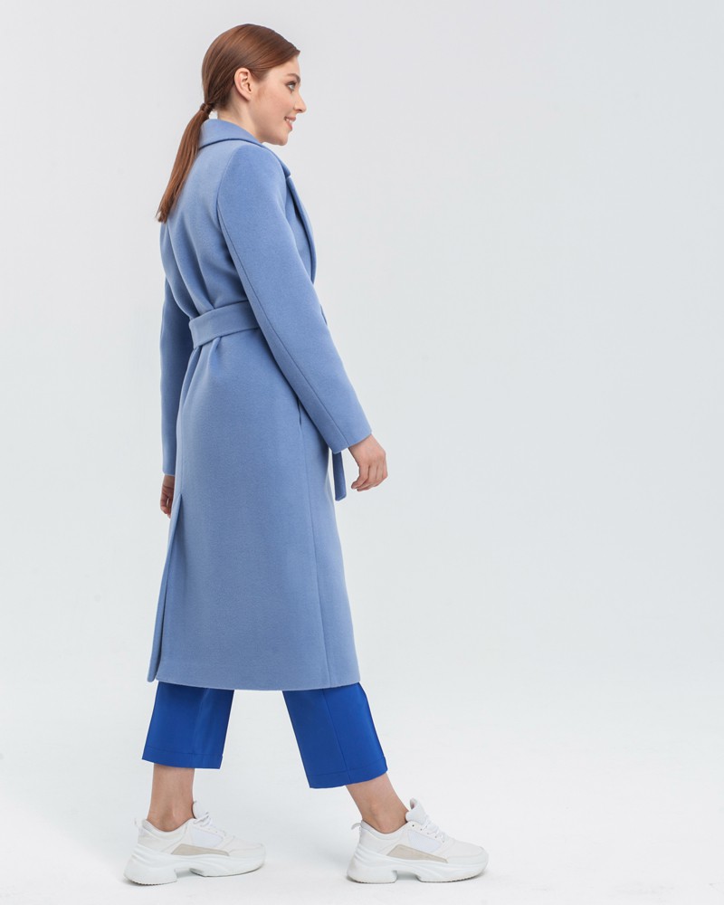 Пальто из плотной шерсти на подкладе. Модель прямого силуэта с английским воротником, классической линией плеча. Дополнено двумя вместительными втачными карманами и поясом из основного материала.
Женственный силуэт пальто и пояс, подчеркивающий талию, делает эту модель идеальным вариантом для любителей классики.

На модели размер XS