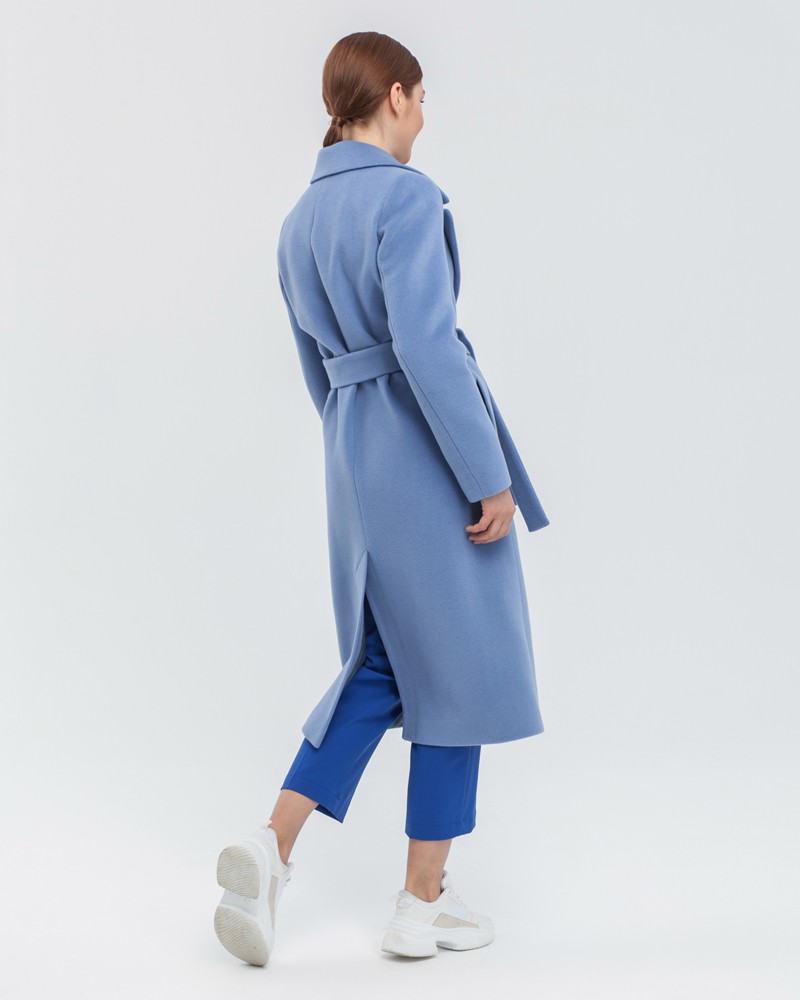 Пальто из плотной шерсти на подкладе. Модель прямого силуэта с английским воротником, классической линией плеча. Дополнено двумя вместительными втачными карманами и поясом из основного материала.
Женственный силуэт пальто и пояс, подчеркивающий талию, делает эту модель идеальным вариантом для любителей классики.

На модели размер XS