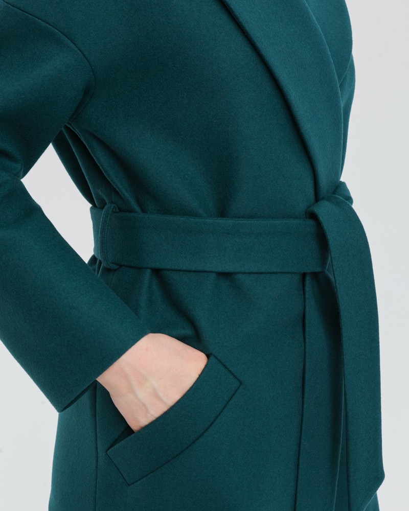 Пальто-халат Harvey со спущенным плечом, цвет: изумрудный Allweneed Пальто-халат из плотной шерсти с кашемиром. Модель прямого силуэтас английским воротником.Пальто дополнено двумя вместительными карманами,без застежки, с поясом из основного материала.
На модели размер XS