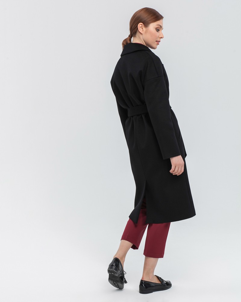 Пальто-халат с клапанами на карманах, рукавом реглан. Дополнено декоративными отстрочками и воротником-стойка с фигурным вырезом. Данная модель красиво подчеркивает женственные формы за счет пояса.

На модели размер XS