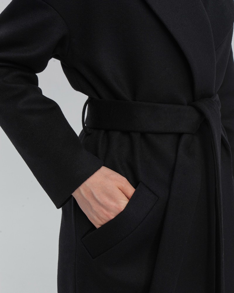 Пальто-халат с клапанами на карманах, рукавом реглан. Дополнено декоративными отстрочками и воротником-стойка с фигурным вырезом. Данная модель красиво подчеркивает женственные формы за счет пояса.

На модели размер XS