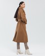 Пальто-тренч Silvia, цвет: кэмел Allweneed Двубортное пальто-тренч свободного кроя с застежкой на пуговицы. Дополнено поясом, пряжкой на манжетах и погонами в тон изделия. Модный силуэт оверсайз позволяет создавать дерзкие образы в стиле 80-х гг.
На модели размер XS