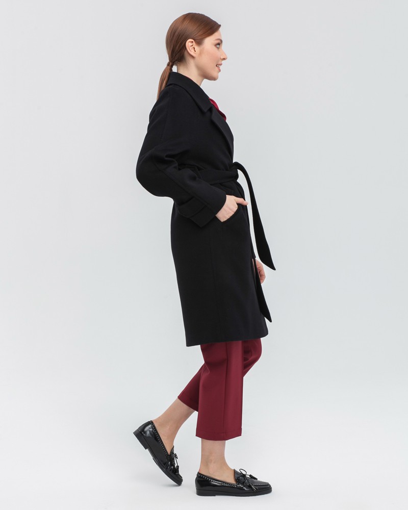 Пальто-халат длины мини с клапанами на карманах, рукавом реглан. Дополнено декоративными отстрочками и воротником-стойка с фигурным вырезом. Данная модель красиво подчеркивает женственные формы за счет пояса.