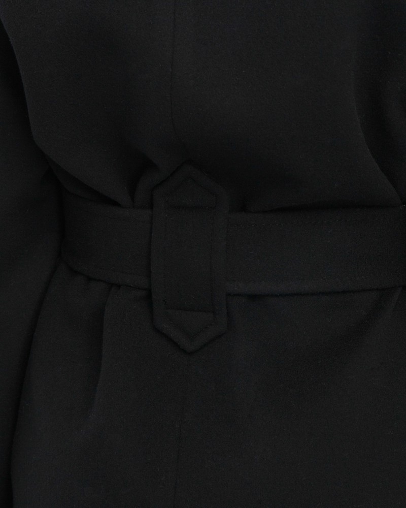 Пальто-халат длины мини с клапанами на карманах, рукавом реглан. Дополнено декоративными отстрочками и воротником-стойка с фигурным вырезом. Данная модель красиво подчеркивает женственные формы за счет пояса.