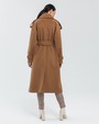 Пальто-тренч Silvia, цвет: кэмел Allweneed Двубортное пальто-тренч свободного кроя с застежкой на пуговицы. Дополнено поясом, пряжкой на манжетах и погонами в тон изделия. Модный силуэт оверсайз позволяет создавать дерзкие образы в стиле 80-х гг.
На модели размер XS