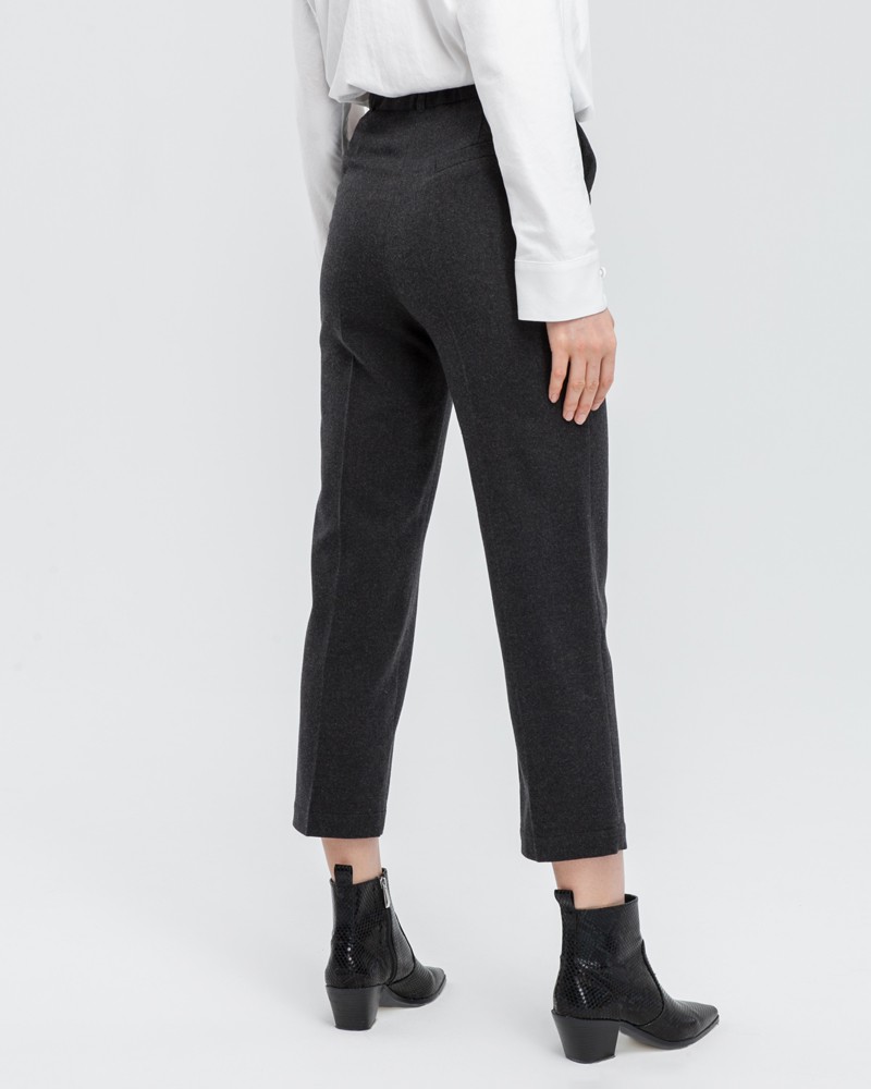 Прямые брюки из шерсти слегка укороченного силуэта с простроченными стрелками и посадкой на талии, элемент базового гардероба на осенне-зимний период. Прямой силуэт наиболее универсален и хорошо смотрится на всех типах фигур.