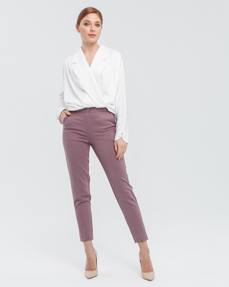 Зауженные к низу брюки полуприлегающего силуэта со средней посадкой и застежкой на молнию и крючки. Посадка на талии и стрелка визуально удлиняют ноги и делают ваш образ более собранным и элегантным.