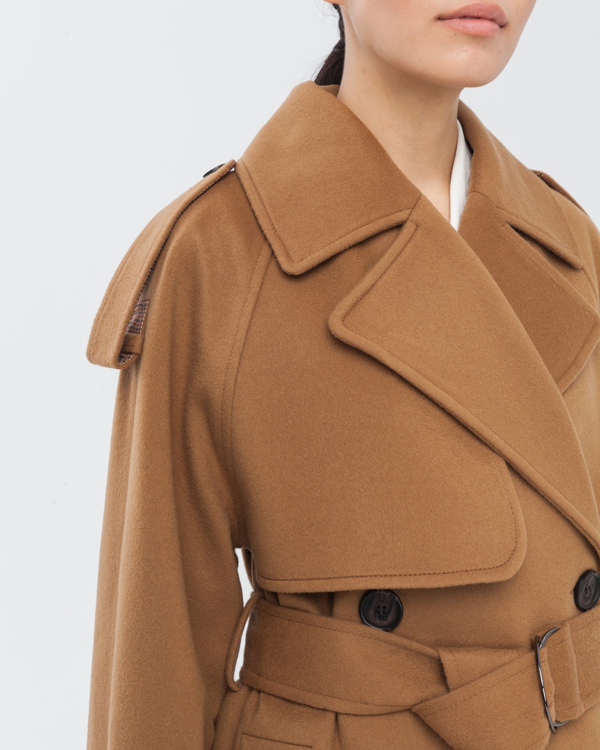 Пальто-тренч Silvia, цвет: кэмел Allweneed Двубортное пальто-тренч свободного кроя с застежкой на пуговицы. Дополнено поясом, пряжкой на манжетах и погонами в тон изделия. Модный силуэт оверсайз позволяет создавать дерзкие образы в стиле 80-х гг.
На модели размер XS