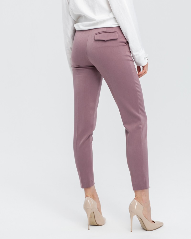 Зауженные к низу брюки полуприлегающего силуэта со средней посадкой и застежкой на молнию и крючки. Посадка на талии и стрелка визуально удлиняют ноги и делают ваш образ более собранным и элегантным.