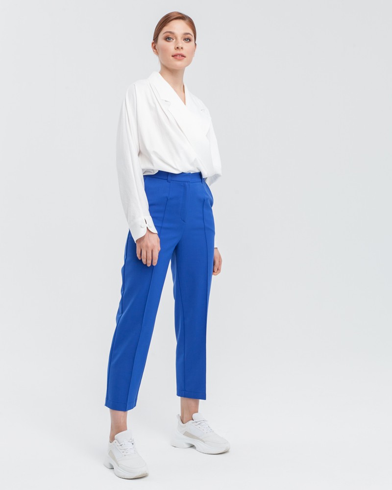 Прямые брюки из шерсти слегка укороченного силуэта с простроченными стрелками и посадкой на талии, элемент базового гардероба на осенне-зимний период. Прямой силуэт наиболее универсален и хорошо смотрится на всех типах фигур.