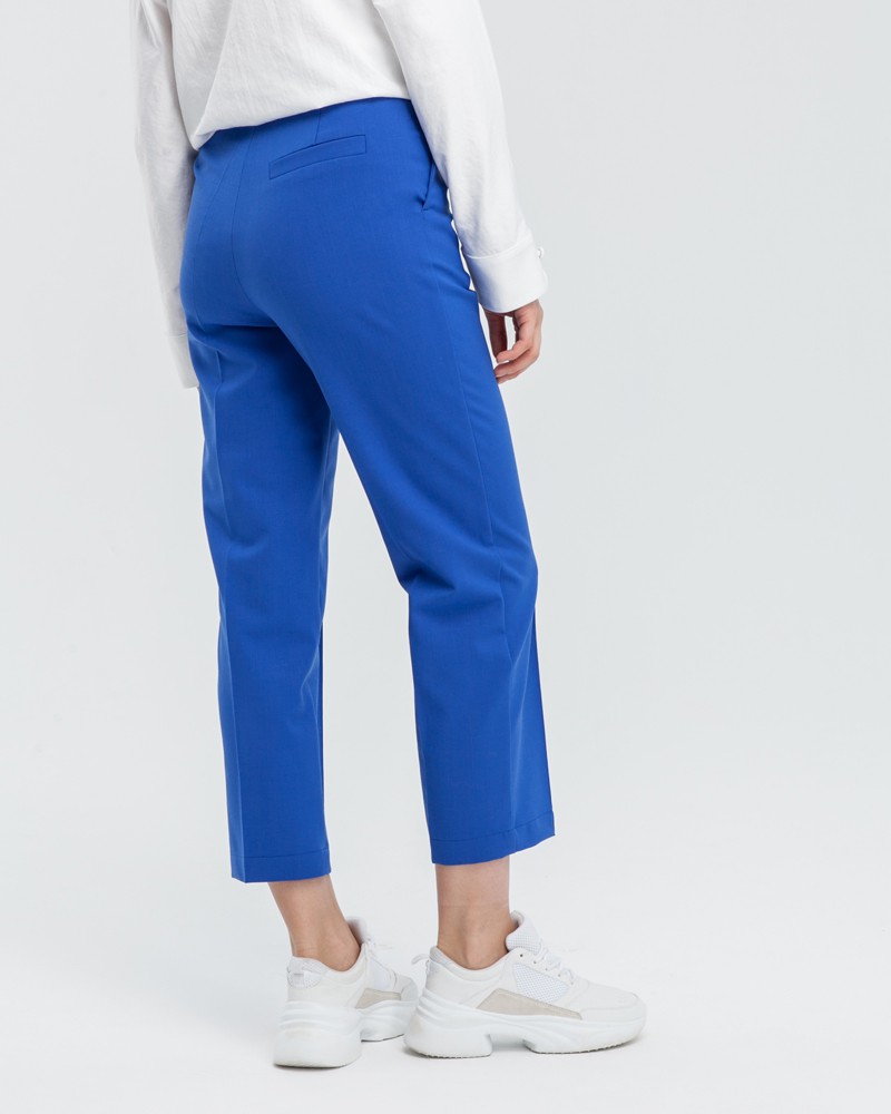 Прямые брюки из шерсти слегка укороченного силуэта с простроченными стрелками и посадкой на талии, элемент базового гардероба на осенне-зимний период. Прямой силуэт наиболее универсален и хорошо смотрится на всех типах фигур.