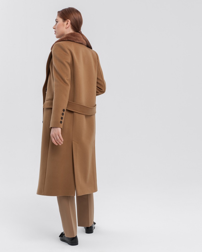 Пальто прямого кроя Christian с меховым воротником, цвет: кэмел Allweneed Двубортное пальто прямого кроя длины миди из плотной шерсти на подкладе с двумя шлицами. Дополнено хлястиком на спинке и воротничком из экомеха.
Структурированный силуэт пальто идеально подойдет для создания деловых образов на каждый день.
На модели размер XS