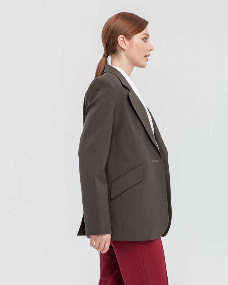 Жакет однобортный с обтяжной пуговицей, цвет: хаки Allweneed Однобортный жакет прямого кроя с подплечниками дополнен клапанами на карманах и обтяжной пуговицей в тон. Массивные плечи создают создают современный слегка мужественный силуэт и подчеркивает женскую хрупкость.
На модели размер XS