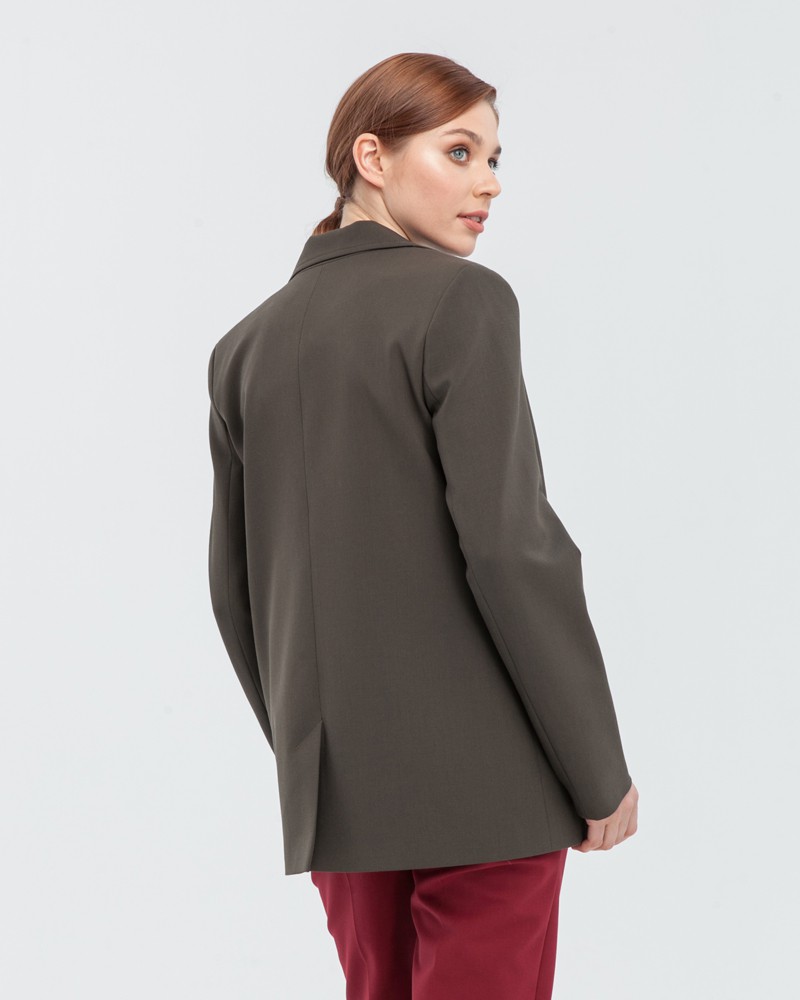 Жакет однобортный с обтяжной пуговицей, цвет: хаки Allweneed Однобортный жакет прямого кроя с подплечниками дополнен клапанами на карманах и обтяжной пуговицей в тон. Массивные плечи создают создают современный слегка мужественный силуэт и подчеркивает женскую хрупкость.
На модели размер XS