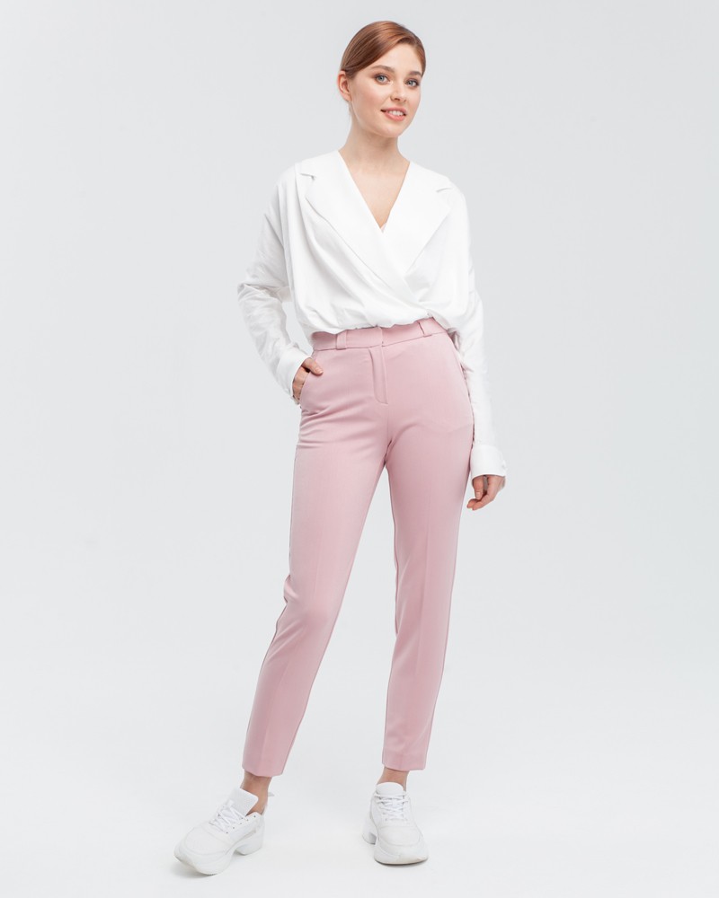 Зауженные к низу брюки полуприлегающего силуэта со средней посадкой и застежкой на молнию и крючки. Посадка на талии и стрелка визуально удлиняют ноги и делают ваш образ более собранным и элегантным.