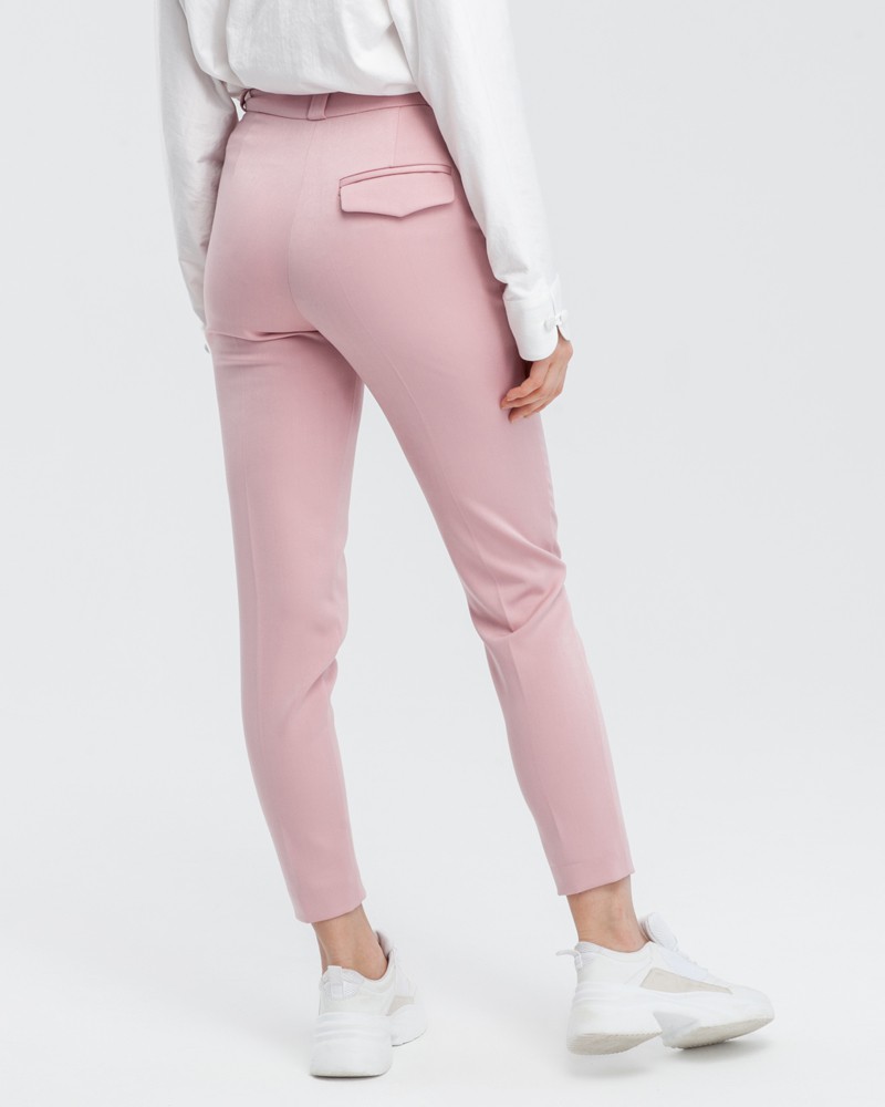 Зауженные к низу брюки полуприлегающего силуэта со средней посадкой и застежкой на молнию и крючки. Посадка на талии и стрелка визуально удлиняют ноги и делают ваш образ более собранным и элегантным.