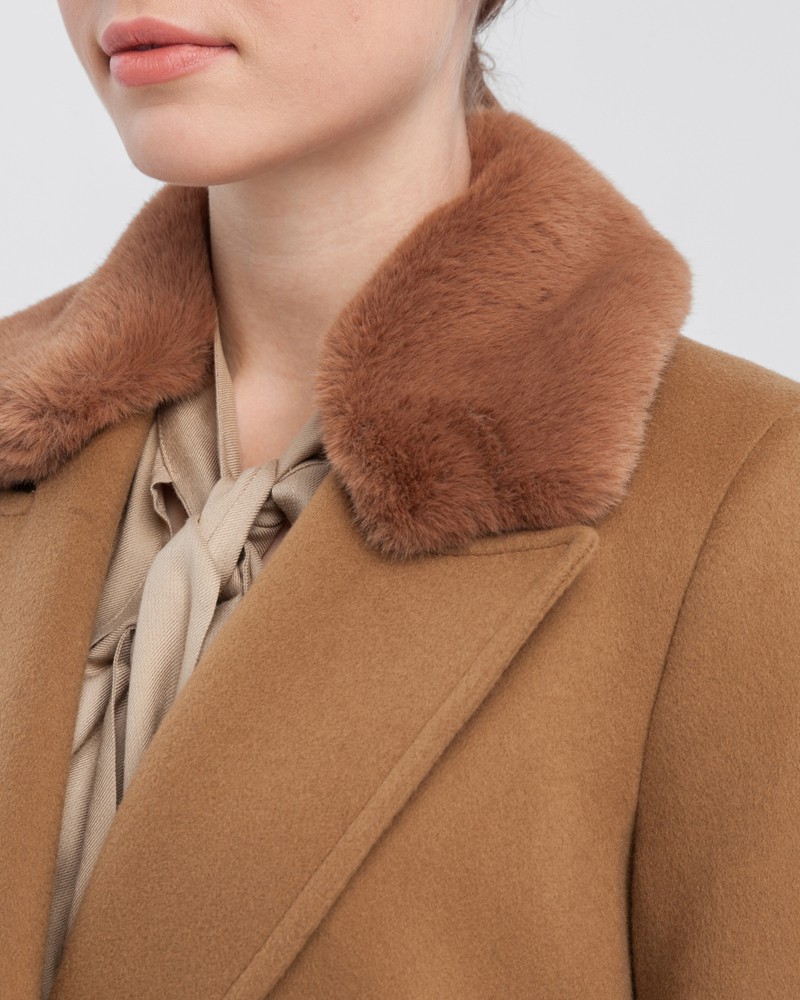 Пальто прямого кроя Christian с меховым воротником, цвет: кэмел Allweneed Двубортное пальто прямого кроя длины миди из плотной шерсти на подкладе с двумя шлицами. Дополнено хлястиком на спинке и воротничком из экомеха.
Структурированный силуэт пальто идеально подойдет для создания деловых образов на каждый день.
На модели размер XS