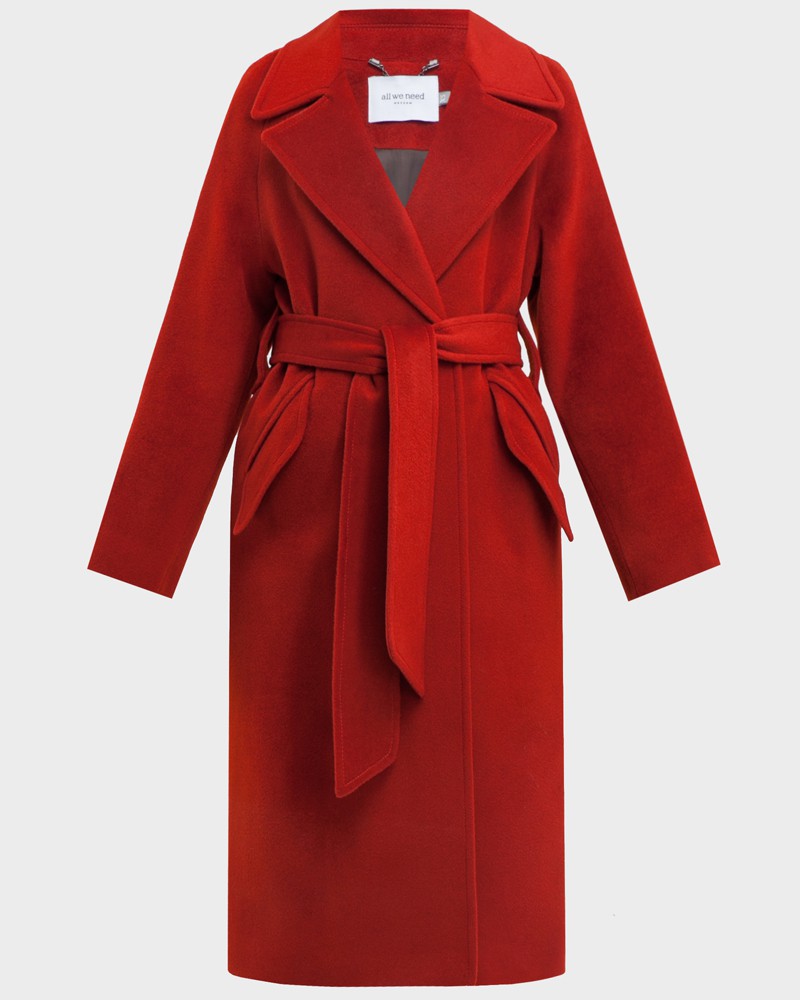 Пальто-халат с клапанами на карманах, рукавом реглан. Дополнено декоративными отстрочками и воротником-стойка с фигурным вырезом. Данная модель красиво подчеркивает женственные формы за счет пояса.

На модели размер XS