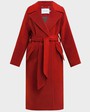 Пальто-халат с клапанами на карманах, рукавом реглан. Дополнено декоративными отстрочками и воротником-стойка с фигурным вырезом. Данная модель красиво подчеркивает женственные формы за счет пояса.

На модели размер XS