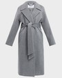 Пальто-халат с клапанами на карманах, рукавом реглан. Дополнено декоративными отстрочками и воротником-стойка с фигурным вырезом. Данная модель красиво подчеркивает женственные формы за счет пояса.

На модели размер XS