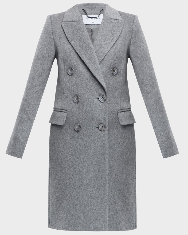 Двубортное укороченное пальто из плотной шерсти с кашемиром. Модель имеет английский воротник, дополнена карманами с клапанами. Отличительная особенность данной модели - шлица по рукаву на 4 пуговицы. Пуговицы выкрашены вручную.

На модели размер XS