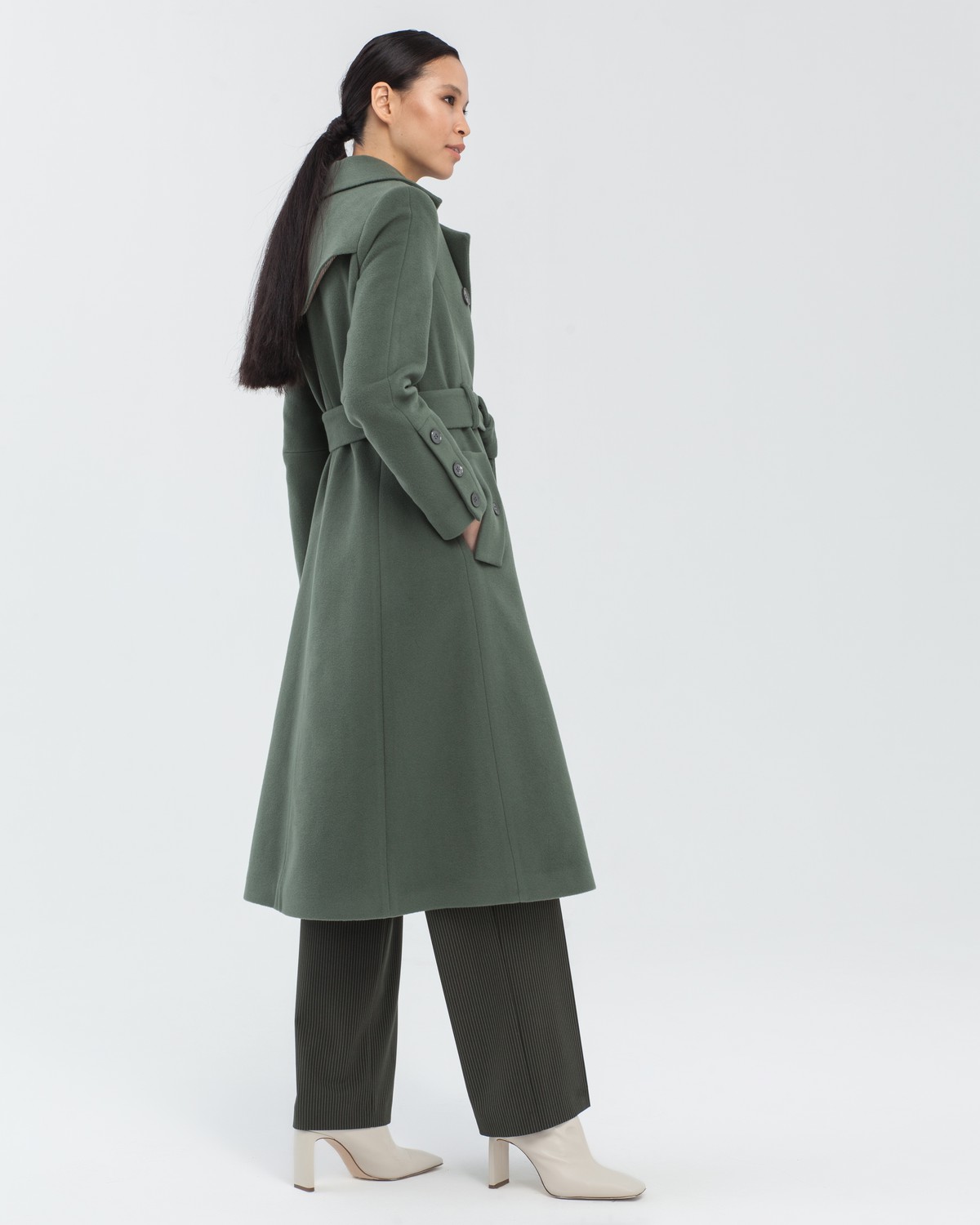 Пальто-тренч Ashlie формы-трапеция, цвет: оливковый Allweneed Пальто-тренч с втачанным рукавом классической посадки. Дополнено поясом из основного материала с металлической пряжкой и пуговицами в тон. За счет рельефов и формы трапеция, расширяющейся к низу, пальто создает женственный и утонченный силуэт.
На модели размер XS