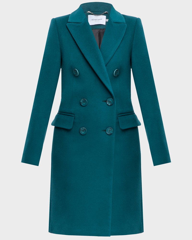 Двубортное укороченное пальто из плотной шерсти с кашемиром. Модель имеет английский воротник, дополнена карманами с клапанами. Отличительная особенность данной модели - шлица по рукаву на 4 пуговицы. Пуговицы выкрашены вручную.

На модели размер XS