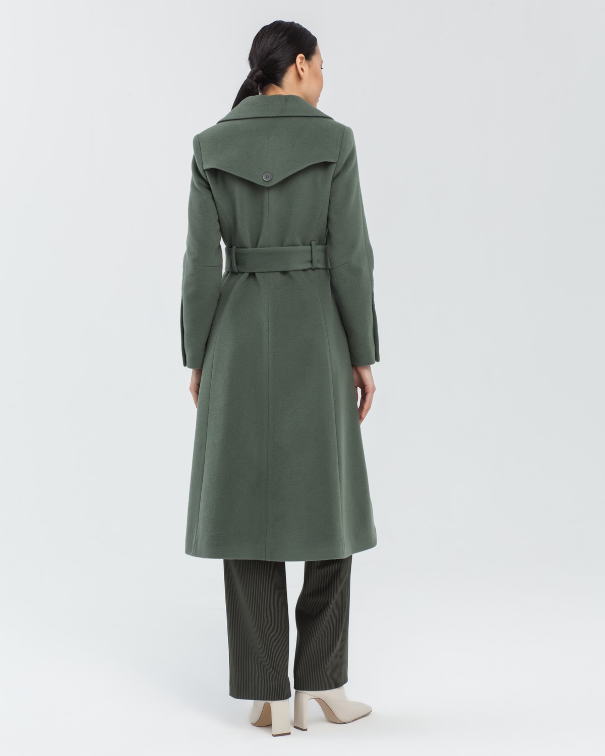 Пальто-тренч Ashlie формы-трапеция, цвет: оливковый Allweneed Пальто-тренч с втачанным рукавом классической посадки. Дополнено поясом из основного материала с металлической пряжкой и пуговицами в тон. За счет рельефов и формы трапеция, расширяющейся к низу, пальто создает женственный и утонченный силуэт.
На модели размер XS