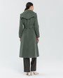 Пальто-тренч Ashlie формы-трапеция, цвет: оливковый Allweneed Пальто-тренч с втачанным рукавом классической посадки. Дополнено поясом из основного материала с металлической пряжкой и пуговицами в тон. За счет рельефов и формы трапеция, расширяющейся к низу, пальто создает женственный и утонченный силуэт.
На модели размер XS