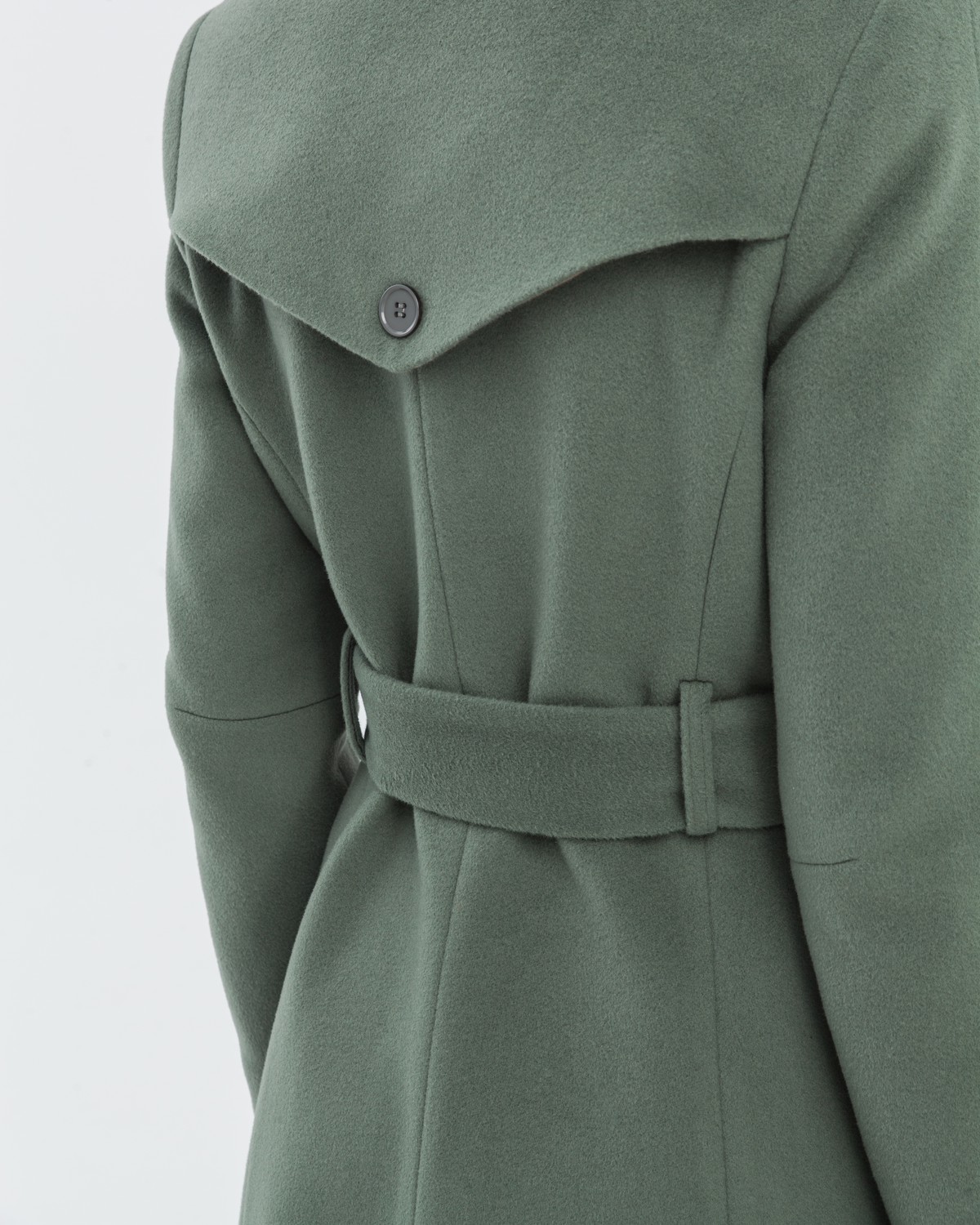 Пальто-тренч Ashlie формы-трапеция, цвет: оливковый Allweneed Пальто-тренч с втачанным рукавом классической посадки. Дополнено поясом из основного материала с металлической пряжкой и пуговицами в тон. За счет рельефов и формы трапеция, расширяющейся к низу, пальто создает женственный и утонченный силуэт.
На модели размер XS