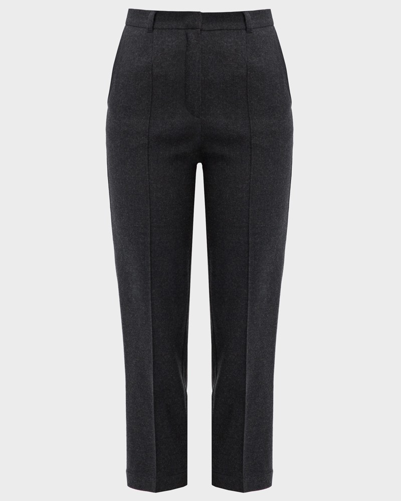 Прямые брюки из шерсти слегка укороченного силуэта с простроченными стрелками и посадкой на талии, элемент базового гардероба на осенне-зимний период. Прямой силуэт наиболее универсален и хорошо смотрится на всех типах фигур.