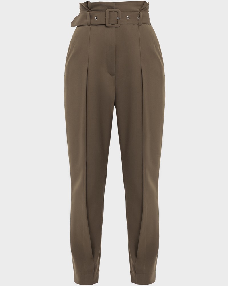 Брюки PA008, цвет: хаки Allweneed Брюки-бананы с высокой посадкой, простроченными стрелками и защипами. Дополнены поясом с обтяжной пряжкой. Сочетайте с однотонным жакетом из комплекта для создания изысканного, делового или вечернего образа.
На модели размер XS