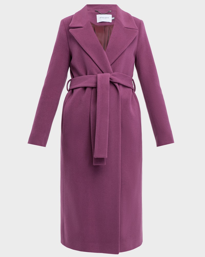 Пальто из плотной шерсти на подкладе. Модель прямого силуэта с английским воротником, классической линией плеча. Дополнено двумя вместительными втачными карманами и поясом из основного материала.
Женственный силуэт пальто и пояс, подчеркивающий талию, делает эту модель идеальным вариантом для любителей классики.

На модели размер XS