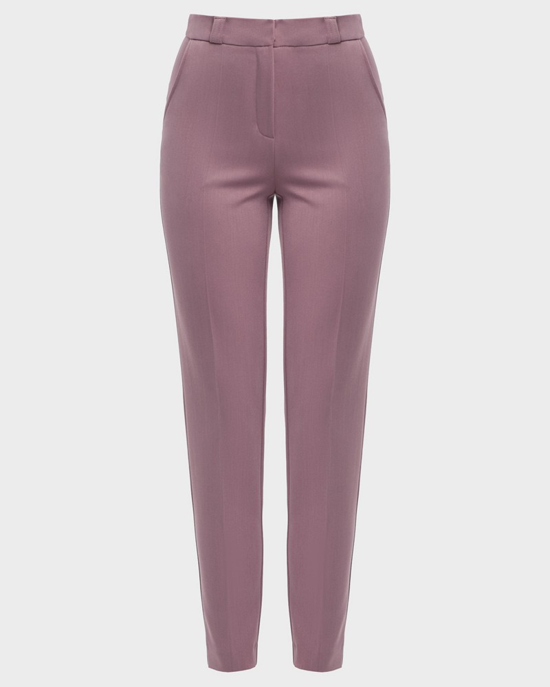 Зауженные к низу брюки полуприлегающего силуэта со средней посадкой и застежкой на молнию и крючки. Посадка на талии и стрелка визуально удлиняют ноги и делают ваш образ более собранным и элегантным.